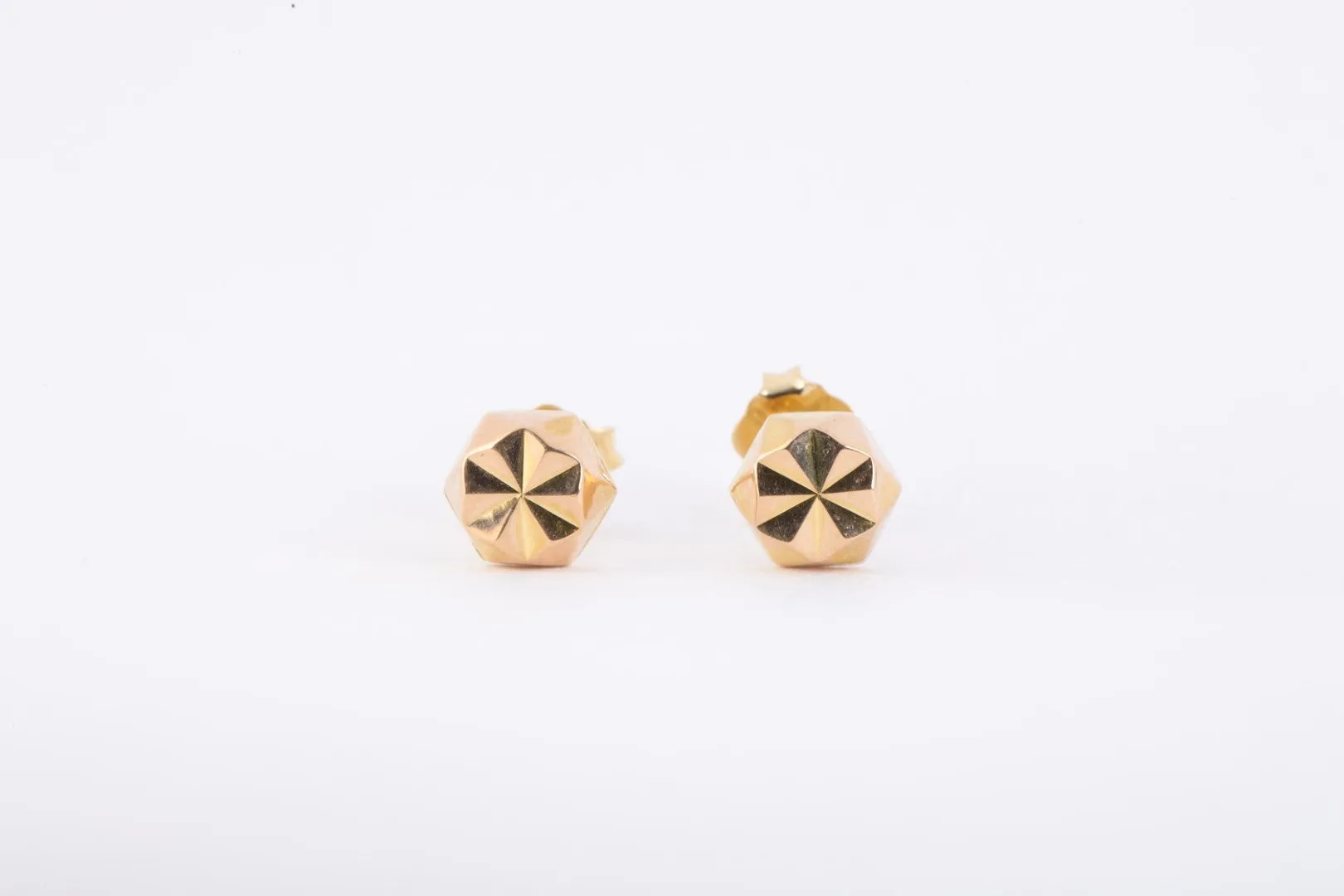 18k Yellow Gold Geometric Stud Earrings (0.97g.)